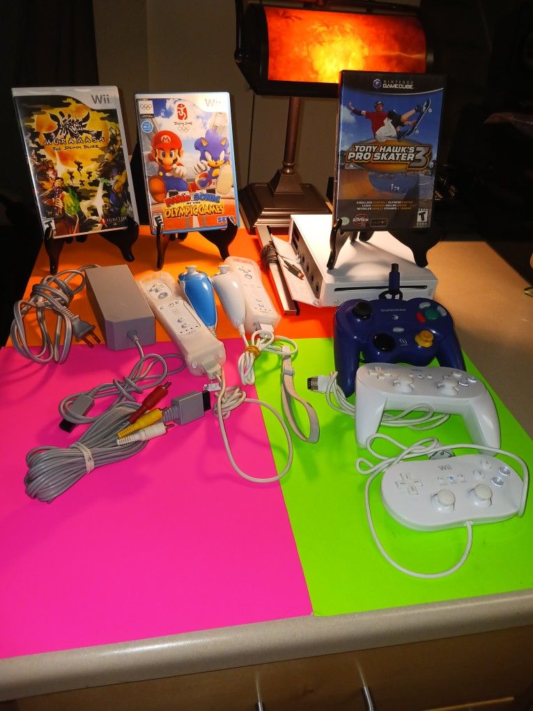 Classic Nintendo Wii With Two Classic Controllers Two Wii Remote Plus Knuckles And Two Good Games