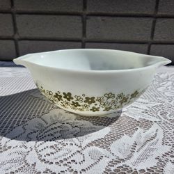 Spring Blossom PYREX mixing Bowl. Excellent Condition.  I Have Alot Of Other Pyrex Available If You Would Like To Come By And Take A Look. 