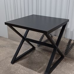 CLASSY SIDE TABLE very Good Condition 