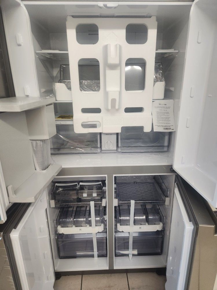 Un Refrijerador Cuatro Puertas De Pantalla SamsuNG Tres Meses De Garantia Se Yeba Adomisilio El Mismo Dia