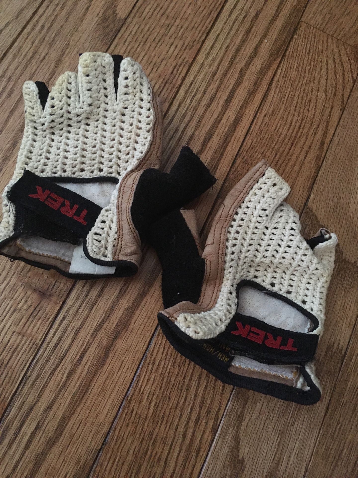 Trek sports/bicycling gloves