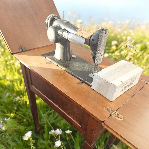 Very Nice Antique Singer Sewing Machine 