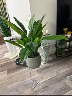 Pretty artificial plant with planter comes with removable stand