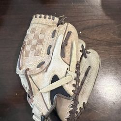 Louisville Slugger LS1000 Series 10” Baseball glove (model LS10001P)
