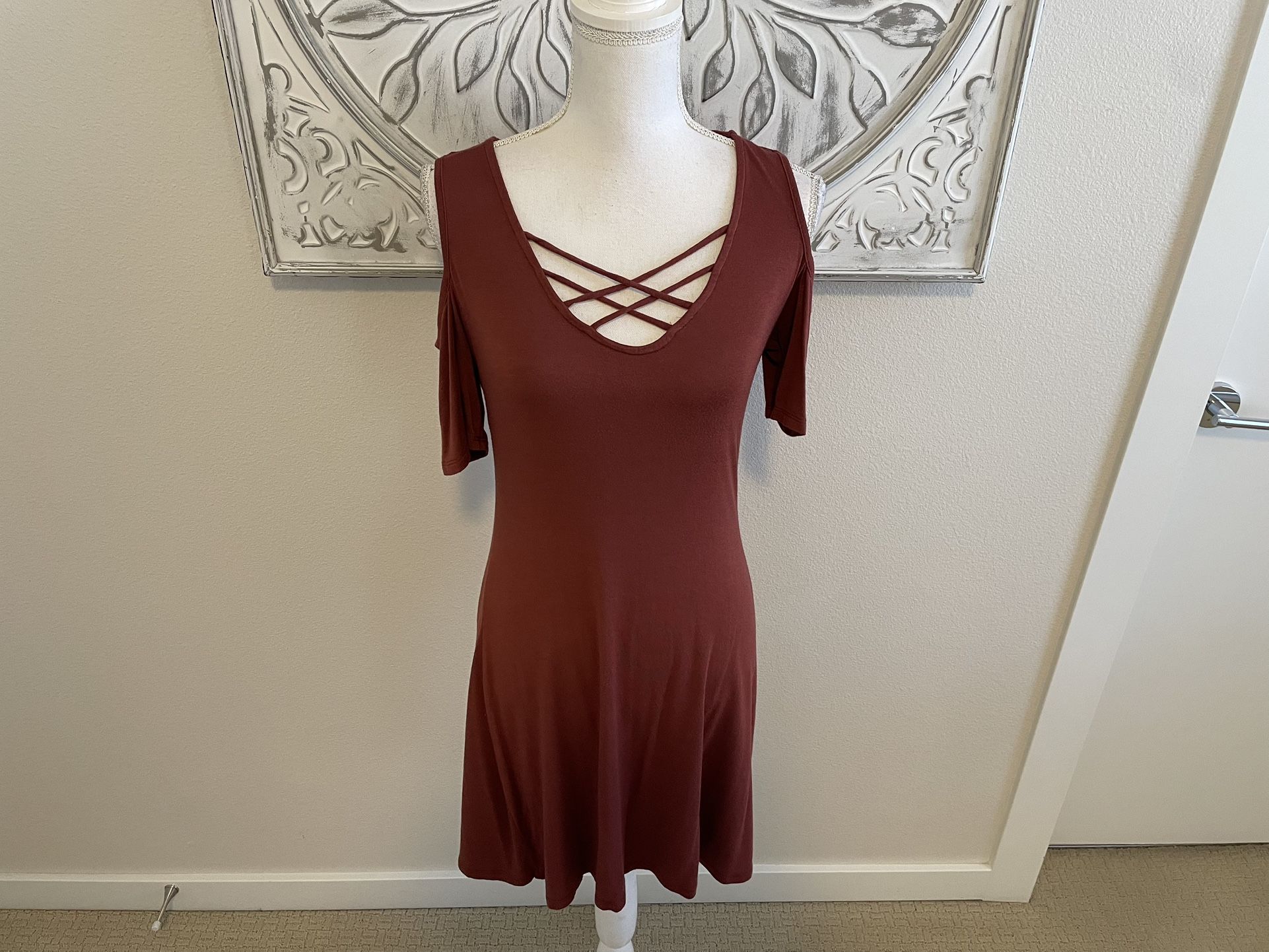 Free Kisses Rust Red Cold Shoulder Crisscross Neck Dress, M