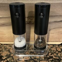 Electric salt and pepper grinder
