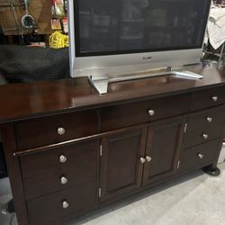 Dresser, 7 drawer with 1 cabinet