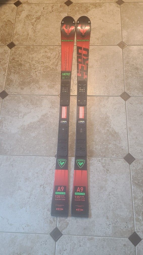 135 Cm Rossignol Hero Athlete SL Skis W/o Bindings