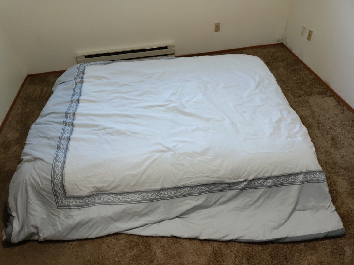 Free Queen Sized Luxury Firm Mattress And Comforter 