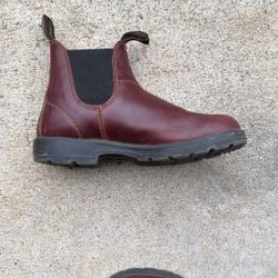Blundstone Chelsea Boots Wide 7.5 US Woman’s Size