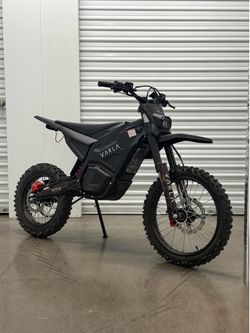 Varla M7S Electric Dirt Bike – 5500W Peak – 60V 27Ah – Full Suspension (Yozma in 10 Pro)