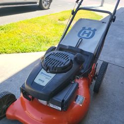 HUSQVARNA GAS SELF-PROPELLED LANW MOWER 