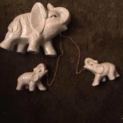 A CERAMIC ELEPHANT WITH TWO BABIES WITH PAINTED EYES 👀 LIKE NEW $20.00
