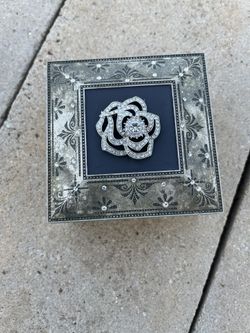 VINTAGE MUSICAL JEWELRY BOX, still plays "Things Remembered"