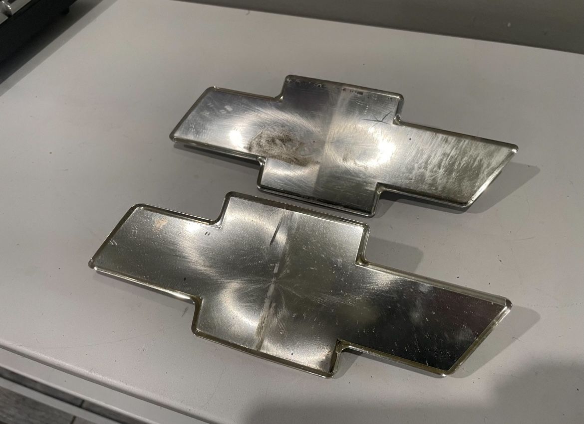 Chevy Silverado avalanche grill emblem