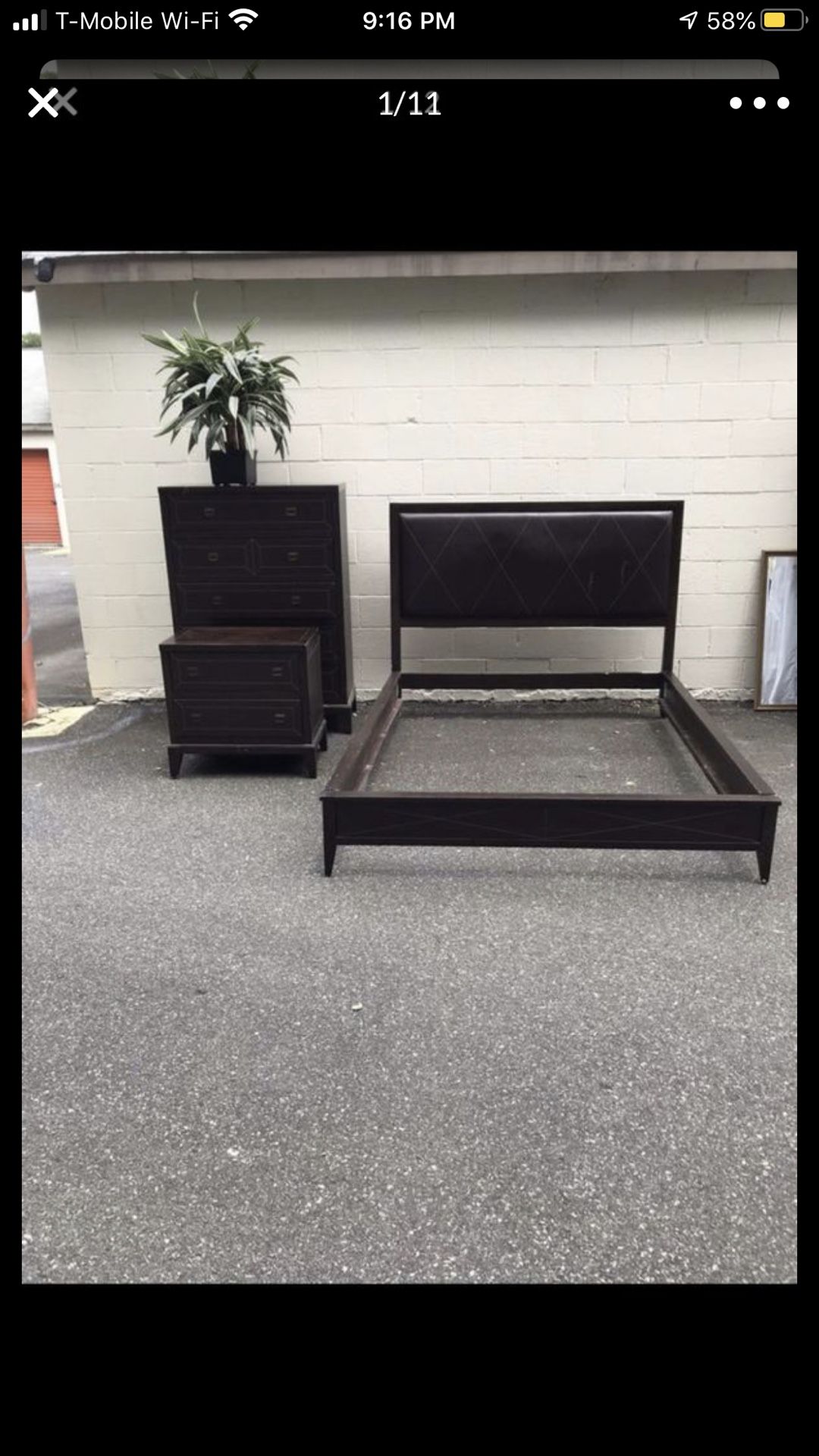 Brown Queen Bedroom set with dresser and nightstand in good condition. It has a few marks from daily use puedo hablar español Due to the high vol