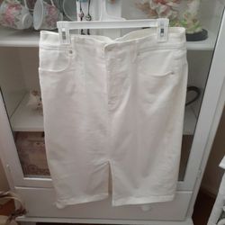 WHITE DENIM SKIRT SIZE 14