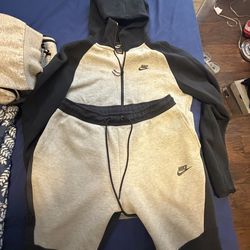 Vintage Nike Tech Fleece sweatsuit and ariana grande tour hoodie