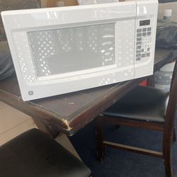 Used Microwave In Excellent Working Condition 