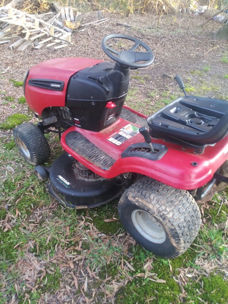 2003 DLS3500 Craftsman riding mower it runs and cuts but needs a new