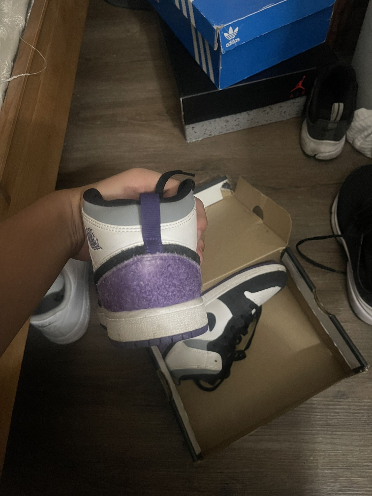 Air Jordan 1 SE purple