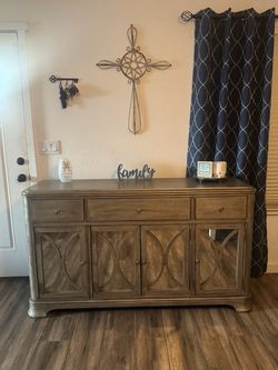 Very nice tv stand/hutch