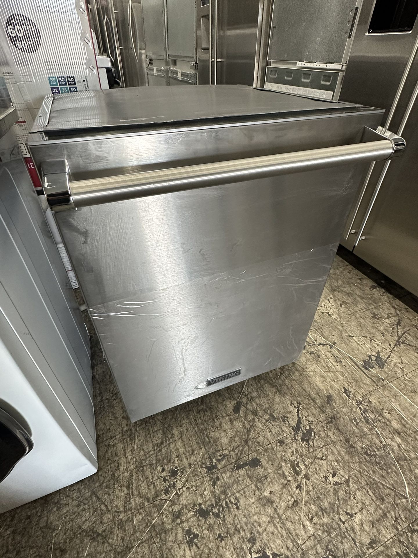 Viking Professional Stainless Steel 24” Wide 3rd Rack Dishwasher Open Box for Sale in Costa