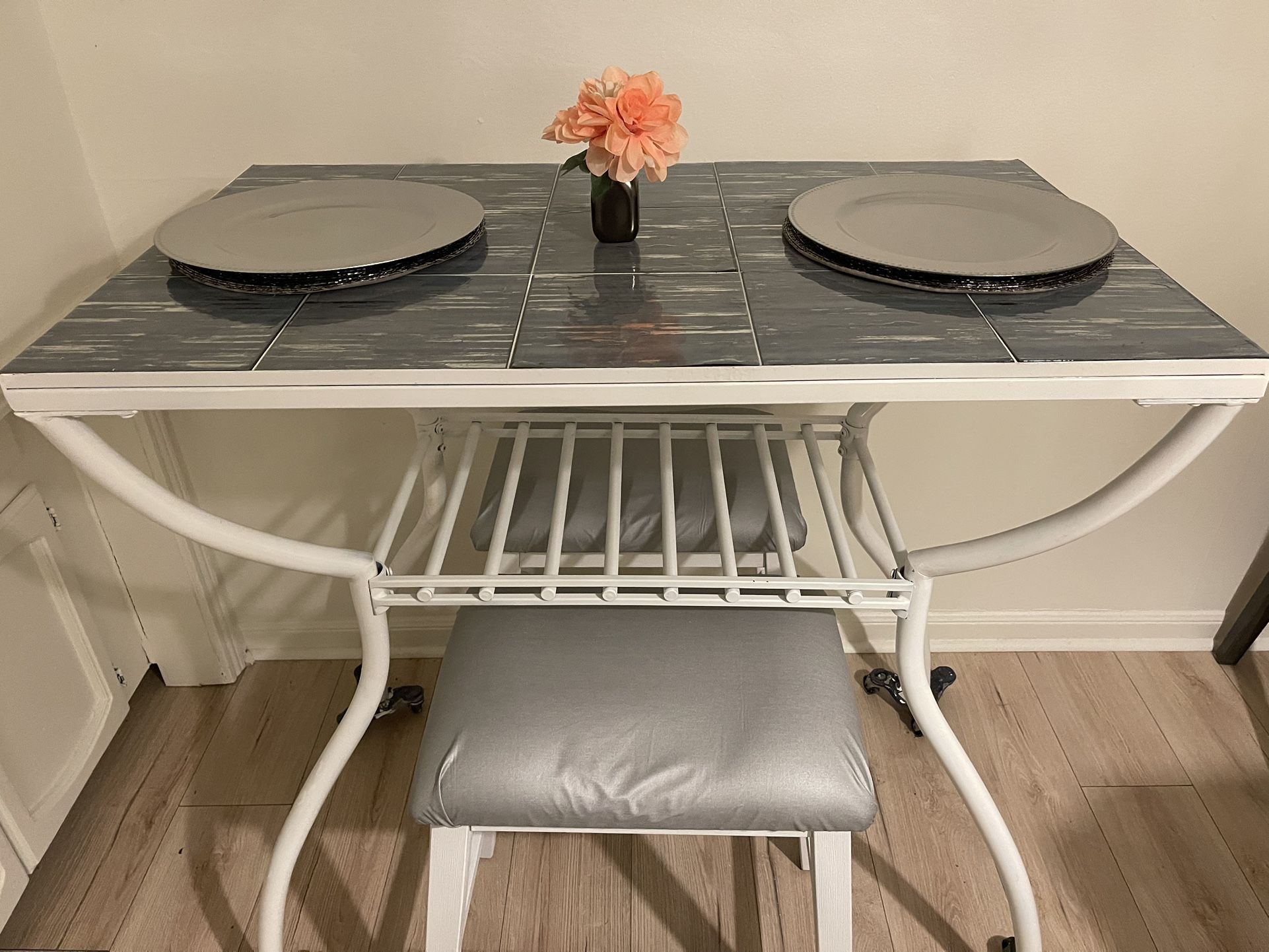 Pub Table With 2 Stools