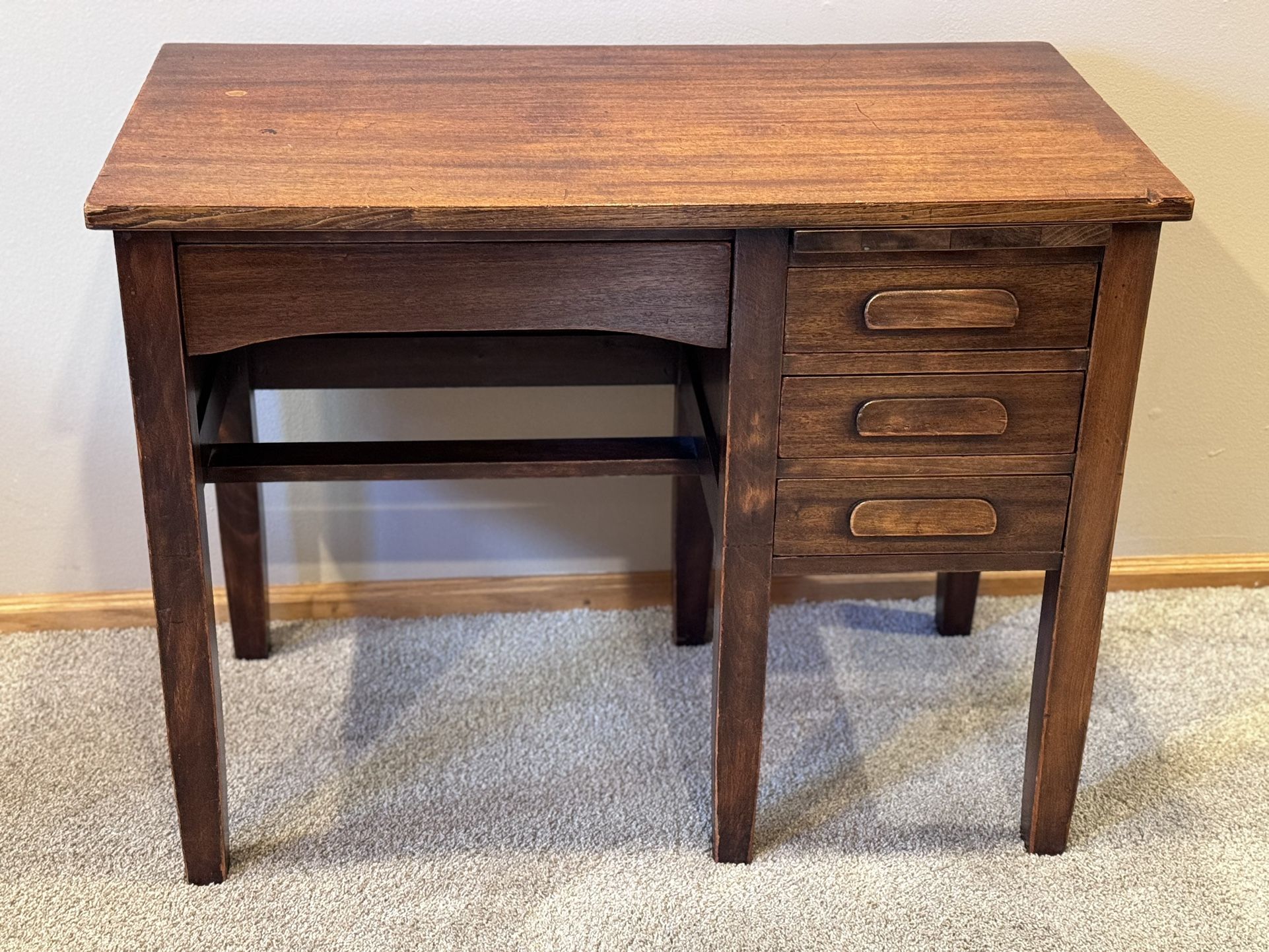 Super Cute Small Child’s Desk