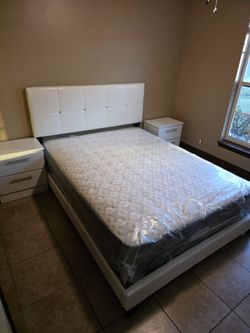 Cama Con Colchón Y 2 mesas de noche