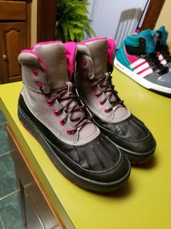 Girls nike boots size 7y