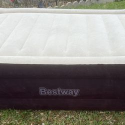 Queen 20” Air Mattress w/ Built-in Pump (Blue & Brown Available) Colchón Inflable Queen 20” con Bomba (Azul y Café Disponibles)
