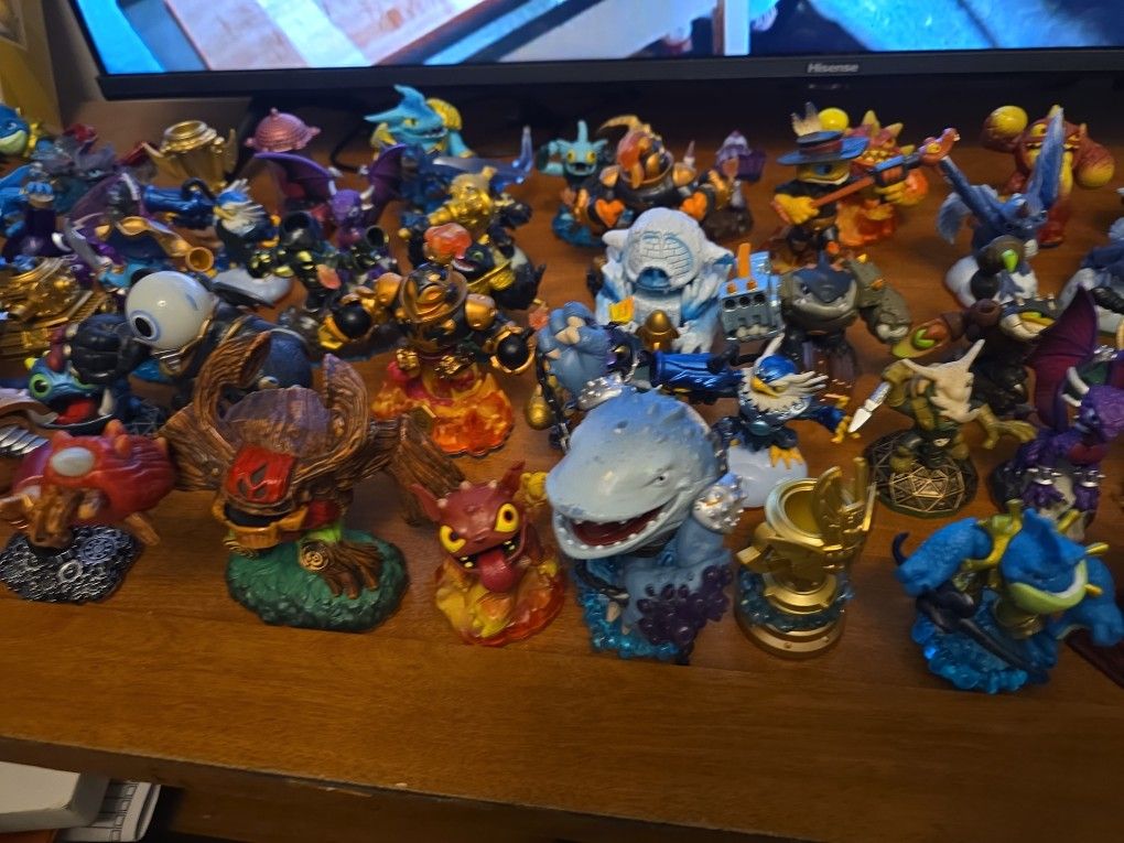 SKYLANDERS ALL GOOD CONDITION