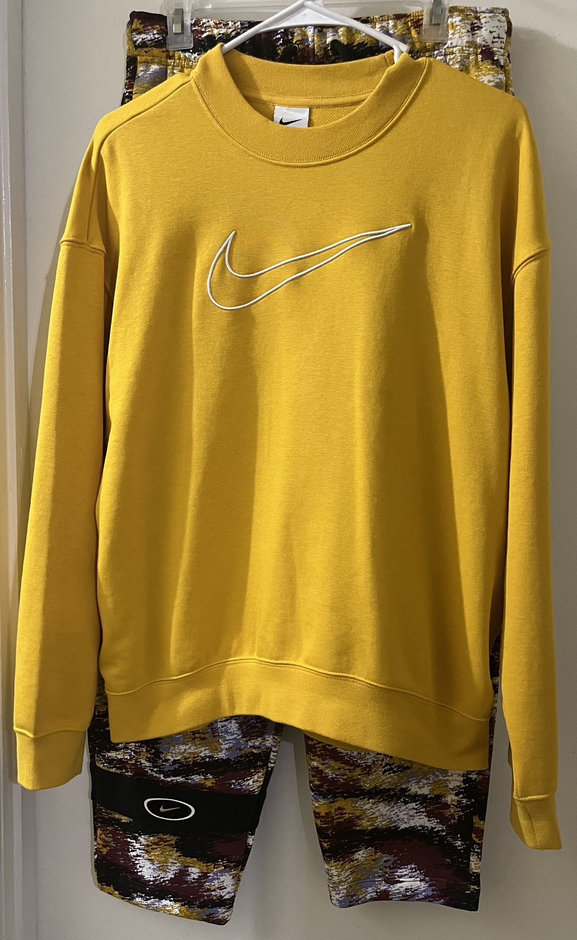 Woman’s NIKE FLEECE SET TOP(s)/pants(m)
