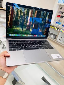 MacBook Pro 2019 13” 16GB ram 512gb ssd i7