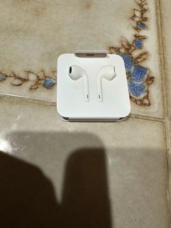Original Apple EarPods lightning connection
