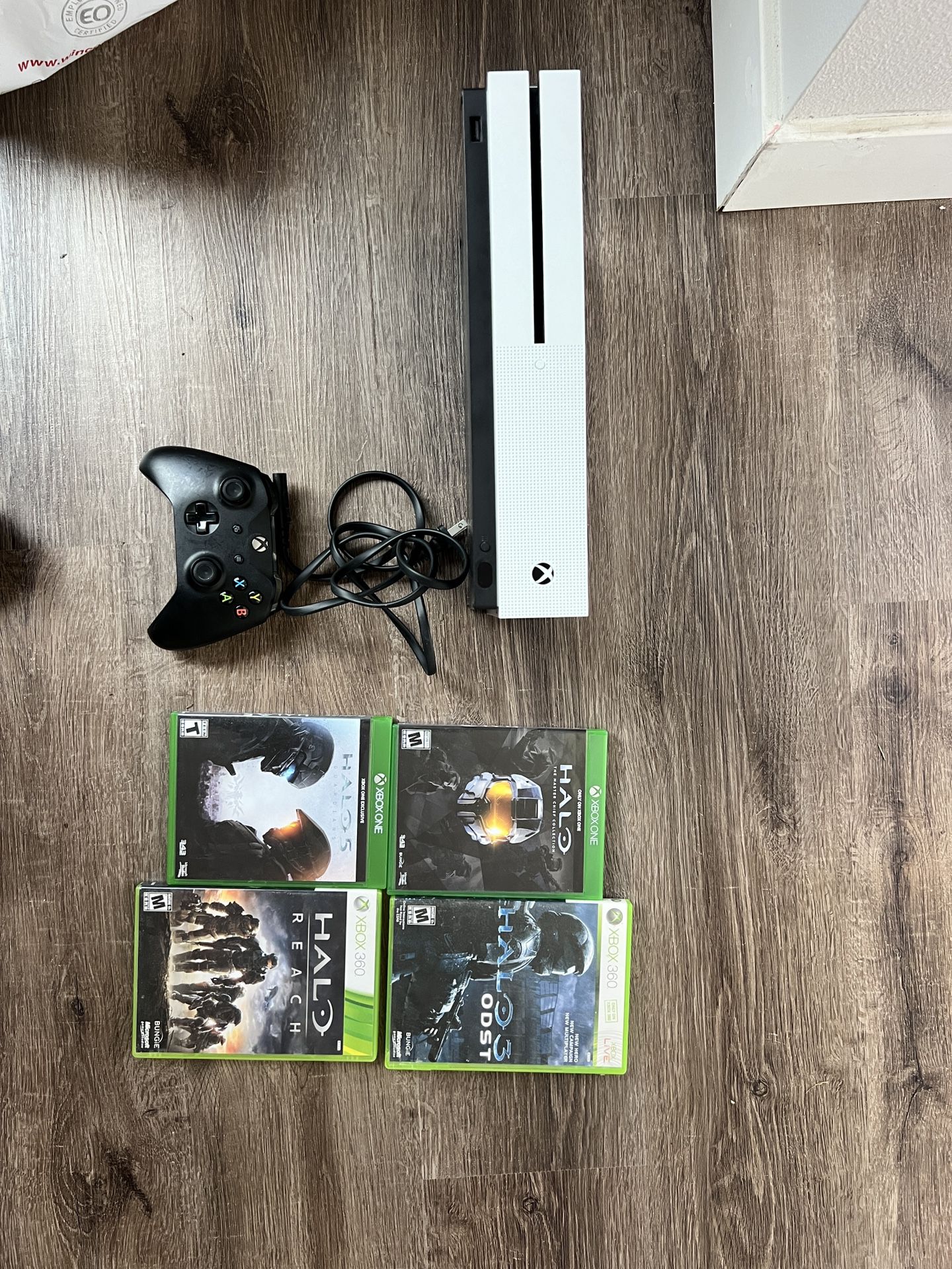 XBOX ONE + 4 GAMES + 1 Controller