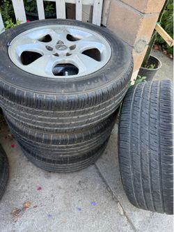 Llantas semi nuevas para un jaguar