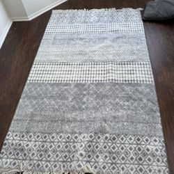Rug 5’3” X 7’7”