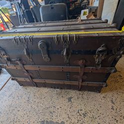 Vintage Steamer Trunk Chest – Wood & Metal – Storage / Decor