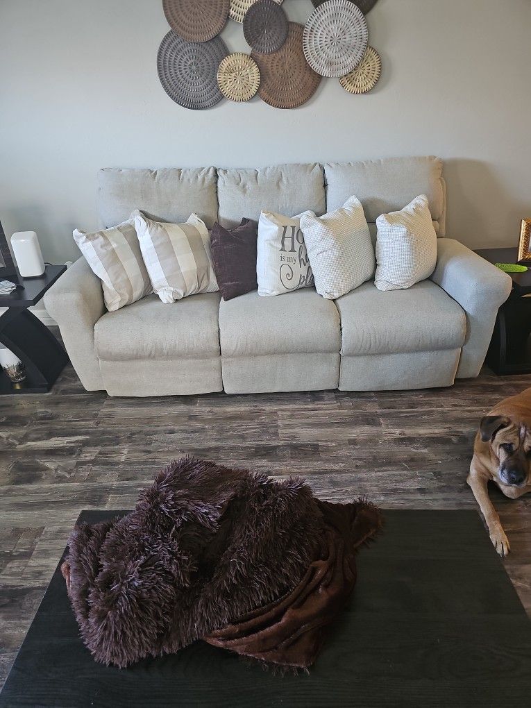 Reclining Sofa With 5 Sofa Pillows