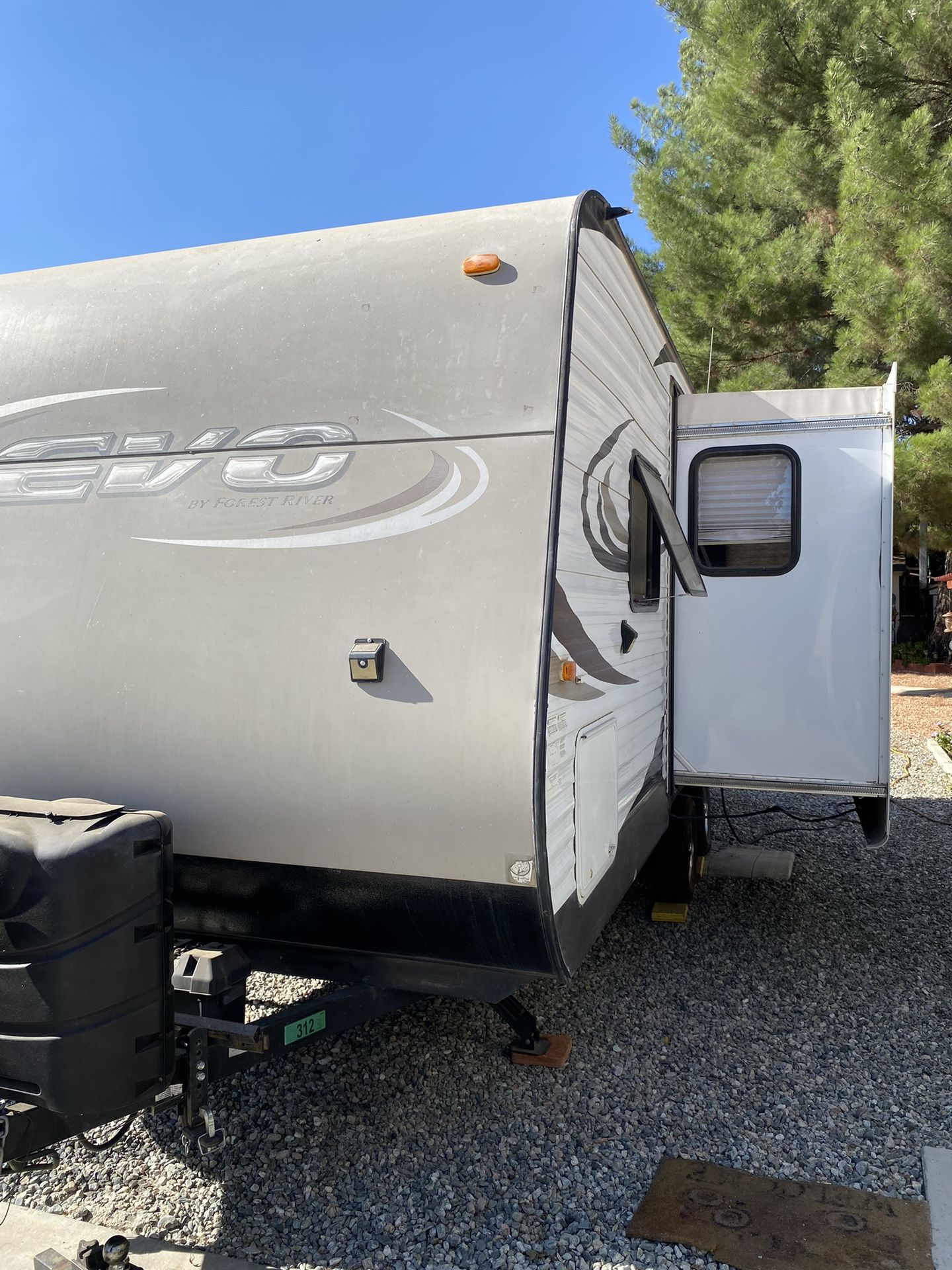 2015 24 Ft EVO Forest River Slide Out.