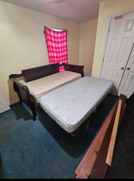 Trundle twin bed