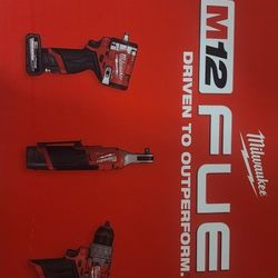 Milwaukee Fuel 3/8 Stubby With 5ah Output Battery, High Speed Ratchet, Drill Driver, Charger And Bag