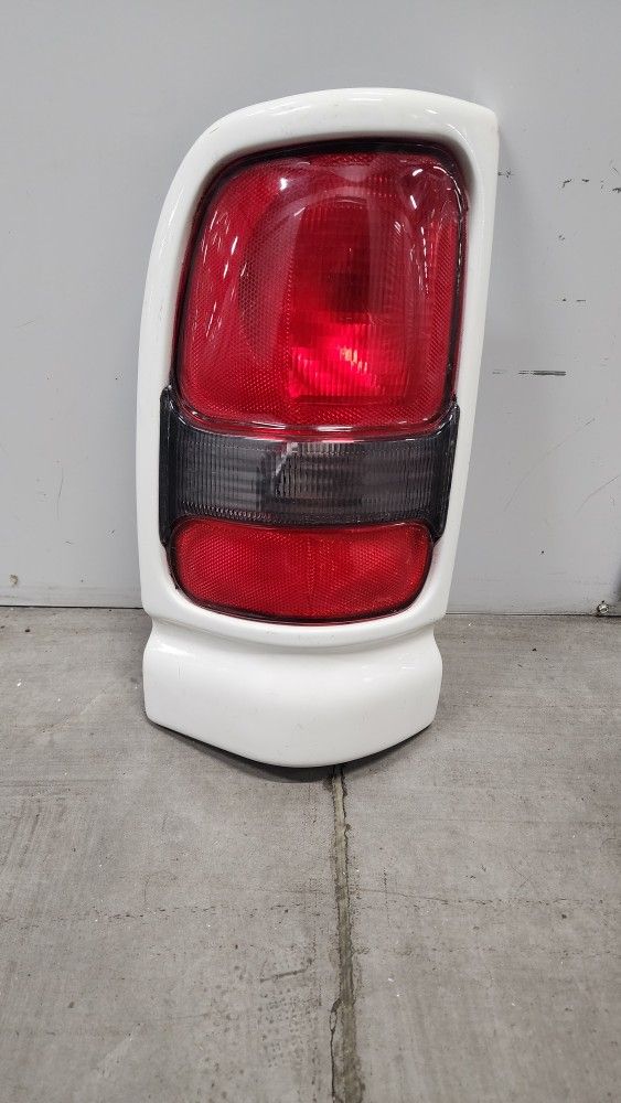 2000 Dodge Ram 1500 Driver Side Left Truck Tail Light Lamp 