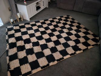 Checkered Rug & Lamp Shade