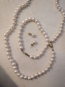 Beautiful pearl necklace Set
