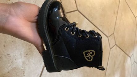 Michael Kors Girls Boots – Size 7 – $25