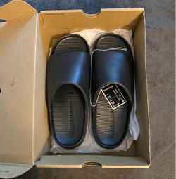 Nike Calm Slides – Men’s 11 / Women’s 12 (true to size/run slightly small, I wear a 10.5 & they fit perfectly)