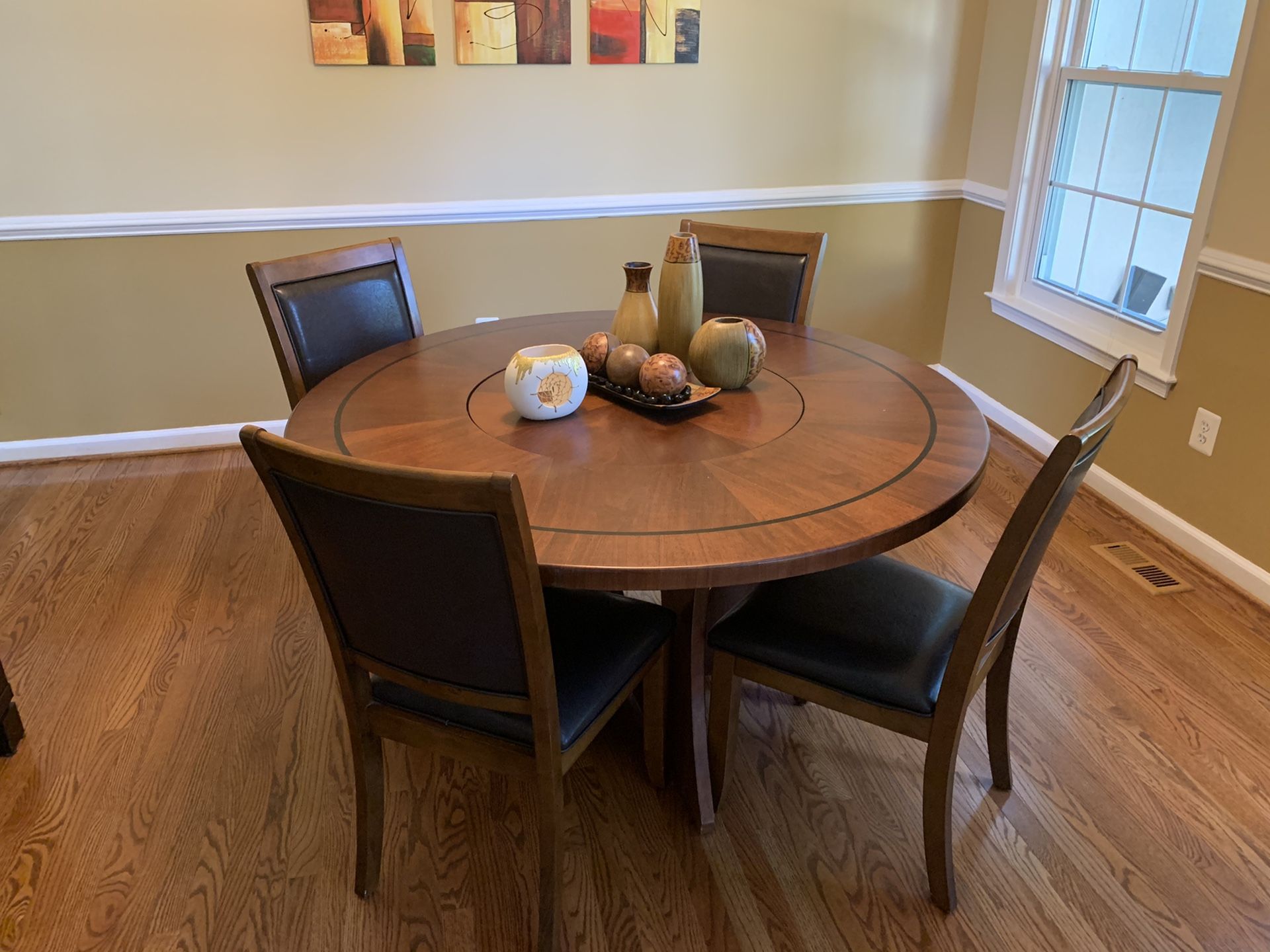 Table with 4 chairs. Center rotates